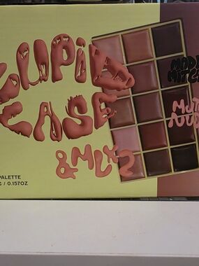Makeup Palette with Neutral & Pink Shades